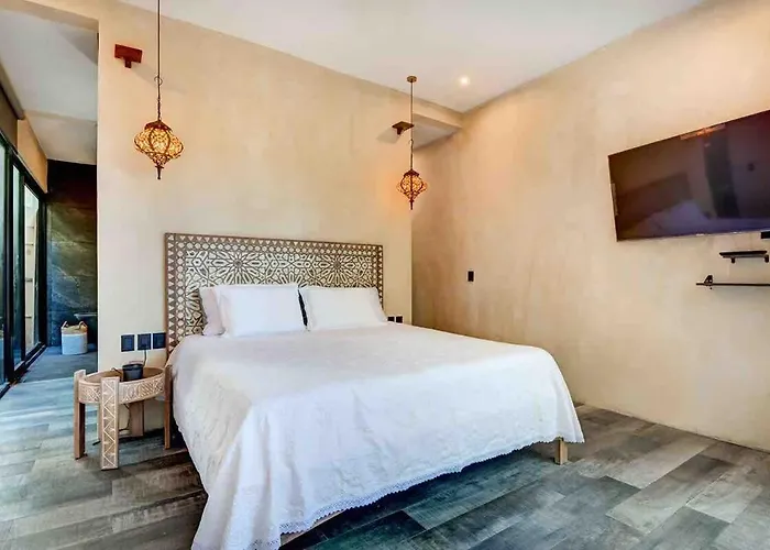 Designer Luxury With Private Pool Oasis Holiday home