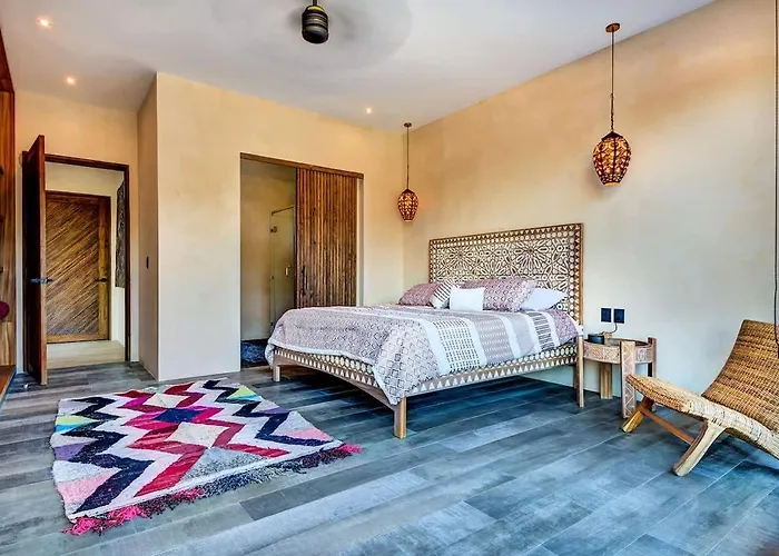 Holiday home Designer Luxury With Private Pool Oasis *